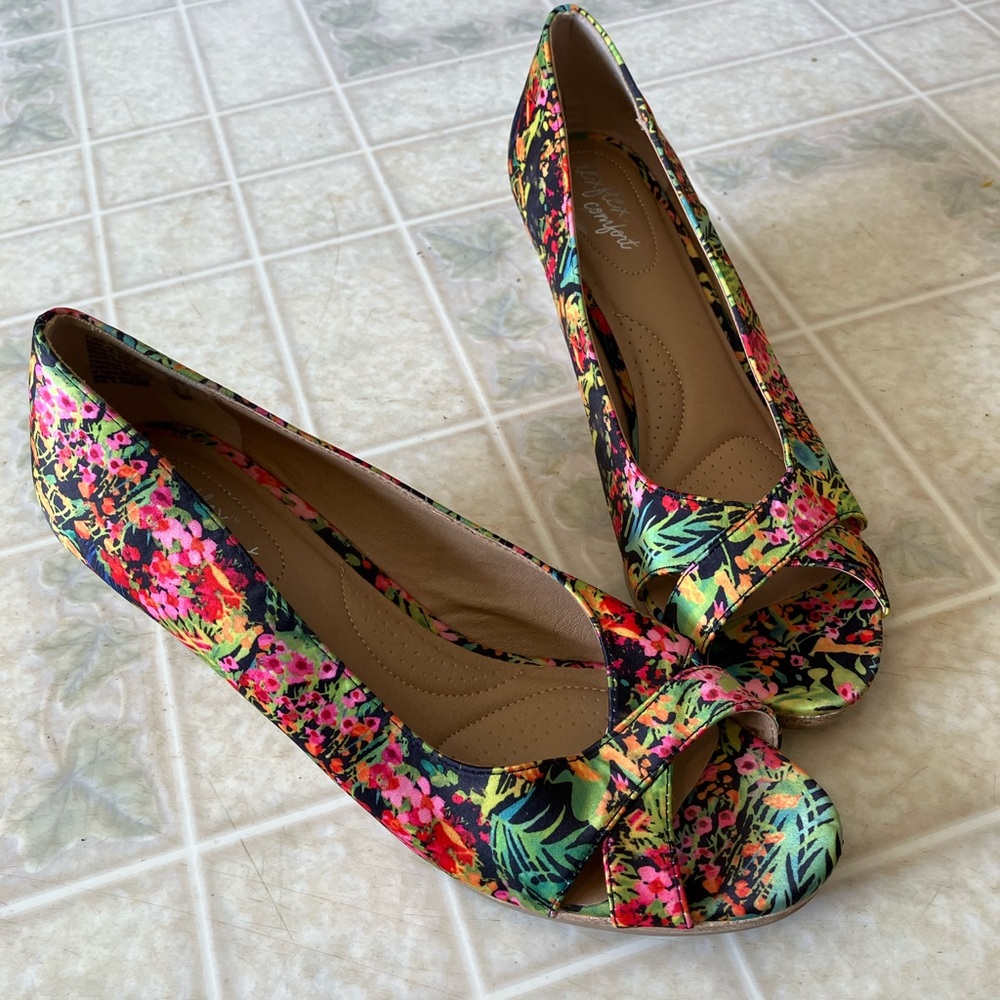 dexflex comfort Floral Peep-Toe Wedge Pumps in Black, Pink, Green, Yellow
